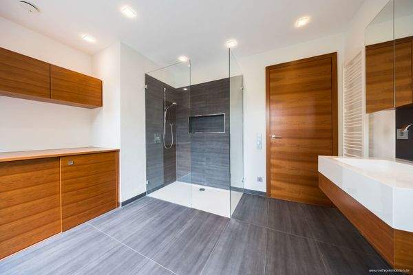 luxuriöses Badezimmer im EG