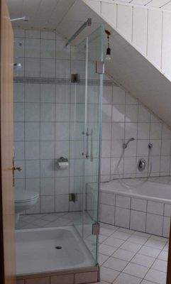 Badezimmer mit Dusche und Wanne