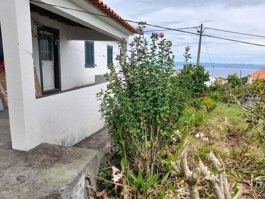Wohnhaus mit Blick bis zur Nachbarinsel Sao Jorge