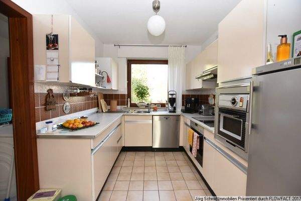 Helle Küche der kurzen Wege