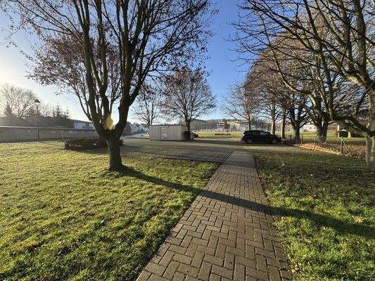 Parkplatz und Nebengelass Fahrräder