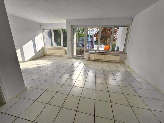 Wohn-Esszimmer mit Blick auf die Terrasse