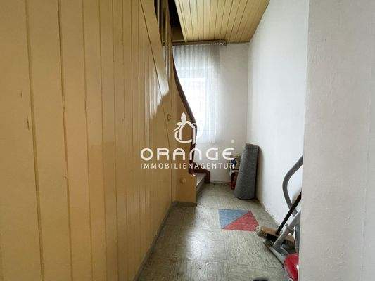 Über eine feste Holztreppe geht es zum Dachboden