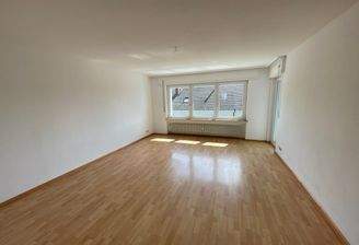 Helles Wohnzimmer mit Fenster