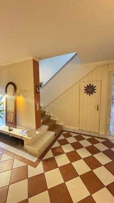 Eingangsbereich m.Treppe nach oben