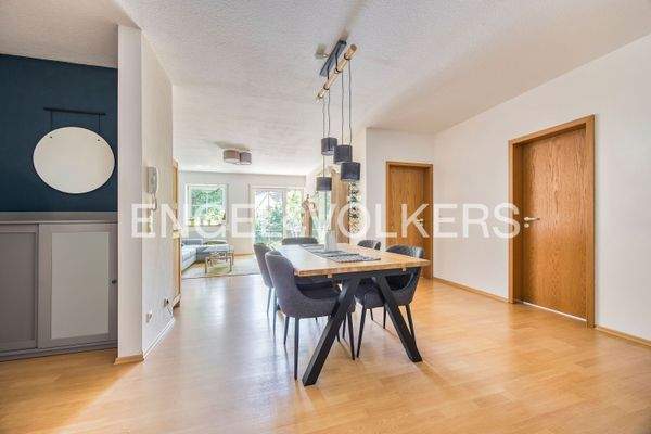 Weitläufiger und lichtdurchfluteter Wohn- und Essbereich mit freundlich-modernem Laminatboden