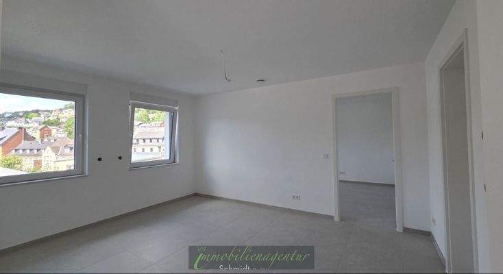 Home Office mit Blick ins Schlafzimmer