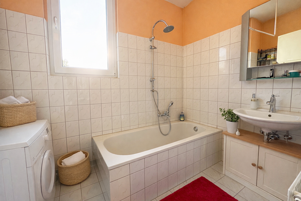 Wannenbad mit Waschmaschinen-Anschluss