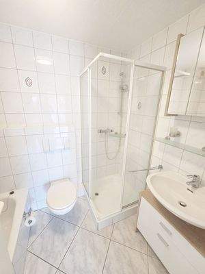 Bad mit Wanne + Dusche