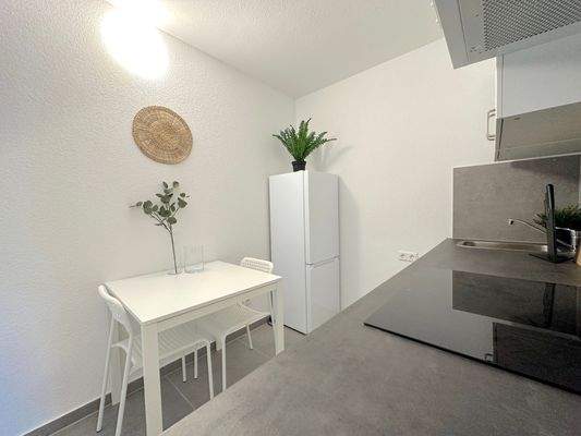 Moderne Küche mit Essbereich