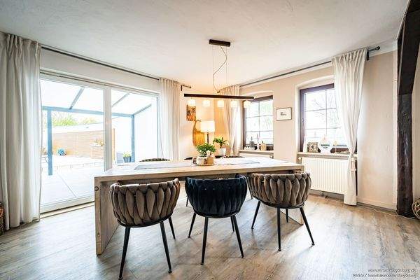 Essenbereich mit Zugang zur Terrasse 