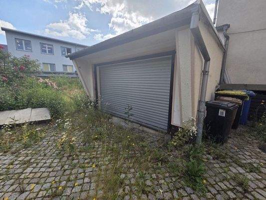 Garage mit elektrischem Tor