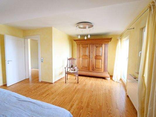 Schlafzimmer mit Balkonzugang