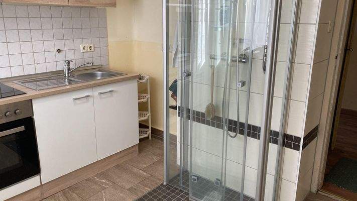 Küche mit zusätzlicher Dusche