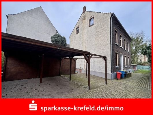 Vorderansicht mit Carport
