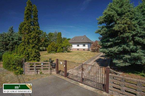 Vorderansicht von rechter Seite mit Tor