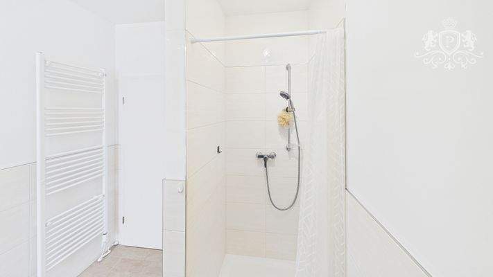 CAM01984G0-PR0511-STILL016