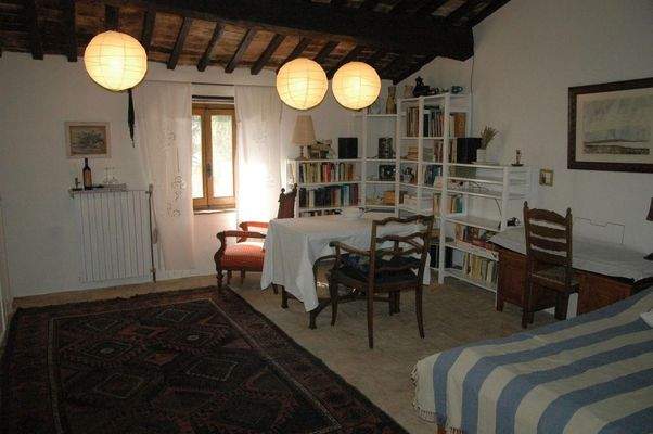 Oben re großer Tisch