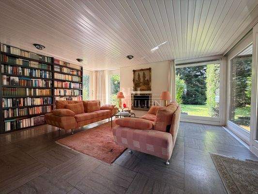 Lichtdurchflutetes Kaminzimmer