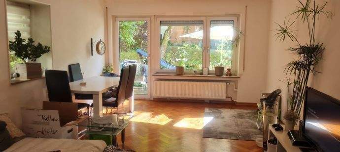 Wohnzimmer mit Terrassen / Gartenzugang