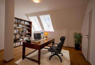 Virtual Saging AI - Büro - Modern