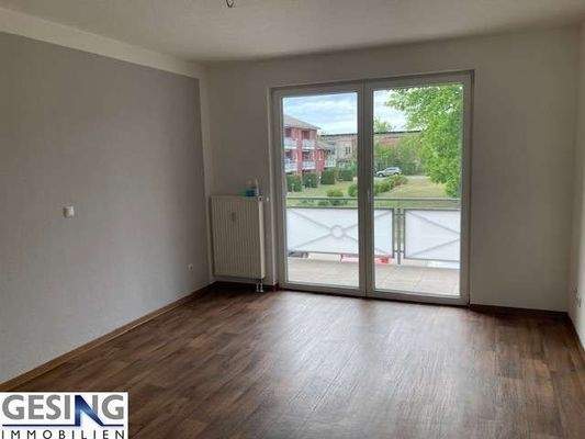 Wohnbeispiel Wohnzimmer mit Zugang zum Balkon