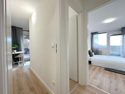 Heller Flur mit Schlafzimmer