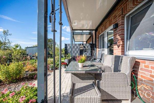 Teilweise überdachte Südterrasse