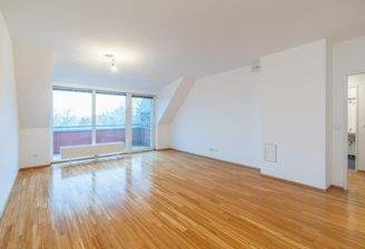 Wohnzimmer mit Balkon