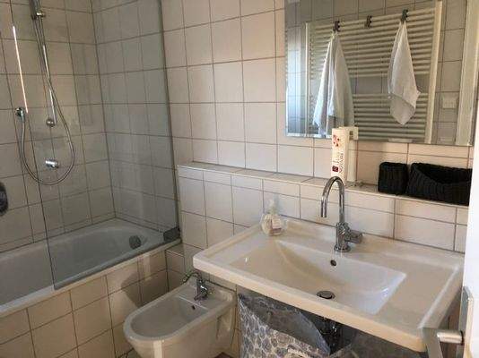 Das Bad mit Wanne und Bidet