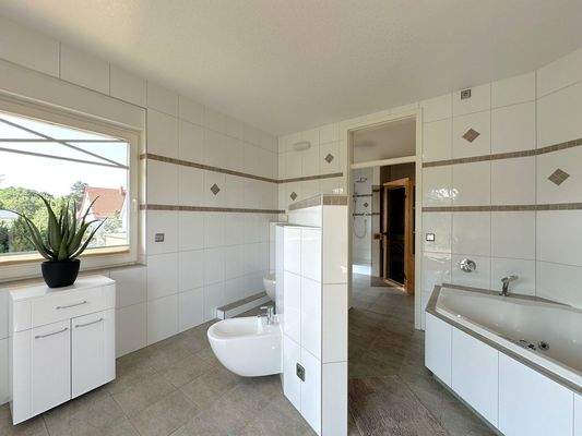 Whirlpool-Badewanne uns separate Sauna 