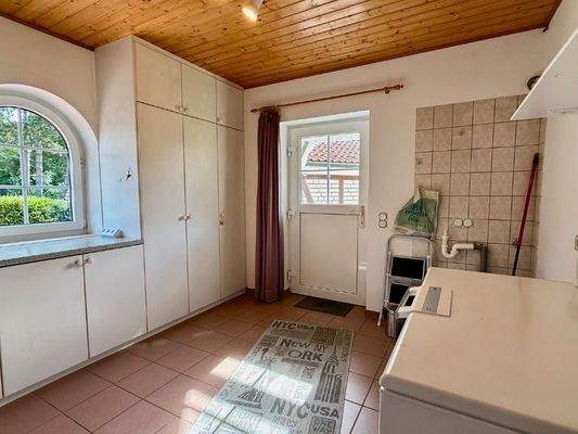 Hauswirtschaftsraum mit Ausgang