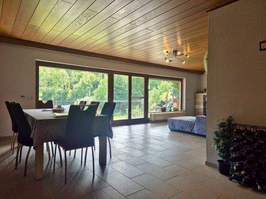 Wohn-/Essbereich mit Zugang zur Loggia