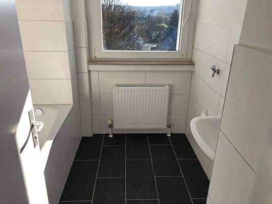 Badezimmer mit Duschwanne weiß gefliest.jpg