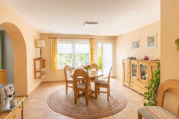 Esszimmer mit Zugang in den Garten