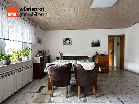 Einliegerwohnung: Essbereich mit Fenstern, Pflanzen und Ruhe