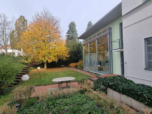 *Garten mit Terrasse und Zierteich