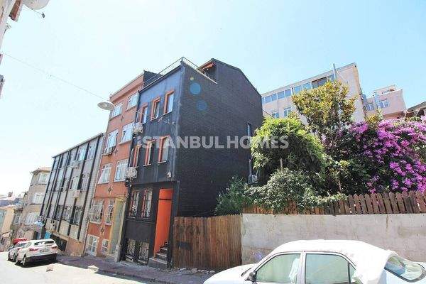 Key-Ready Whole Building in Fatih 100 m from Arterial Road