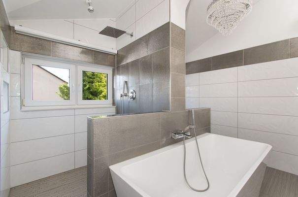 Großzügiges und modernes Vollbad im Hinterhaus