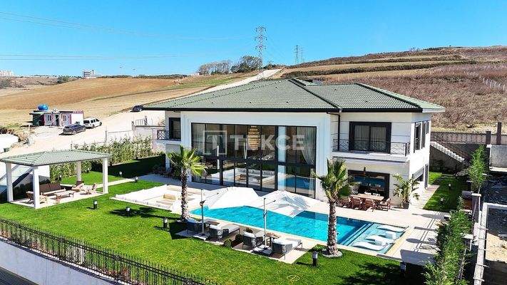 Villas with Private Swimming Pools in a Complex in İstanbul