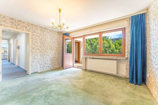 Elternschlafzimmer mit Zugang zum Balkon im Obergeschoss