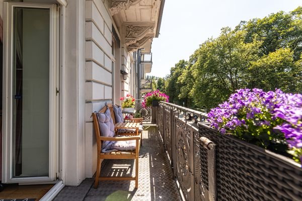 Balkon mit Blick zum idyllischen Kurpark