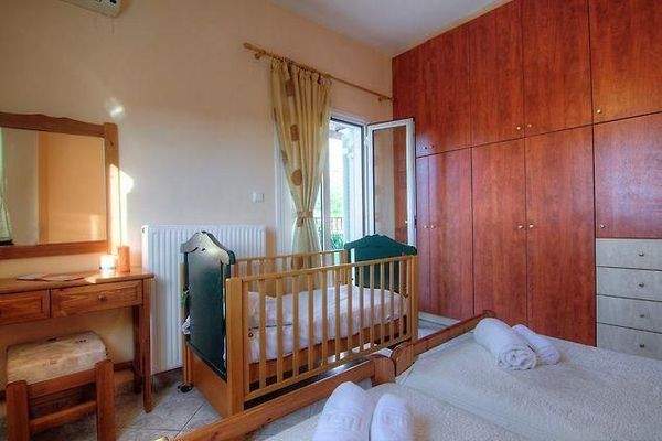 Kreta, Perama: Große Villa mit 2 kleinen Wohnungen zum Verkauf