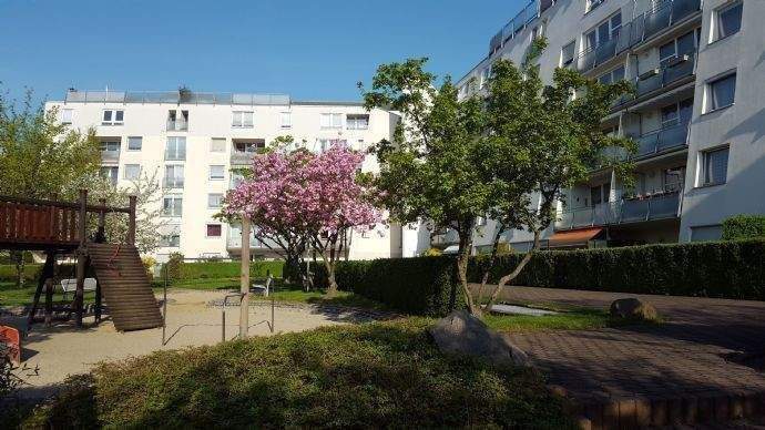 Balkon rechts im Bild 1. OG