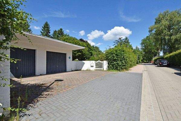 Doppelgarage an der Straße