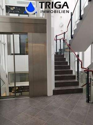 Treppenhaus/ Personenaufzug
