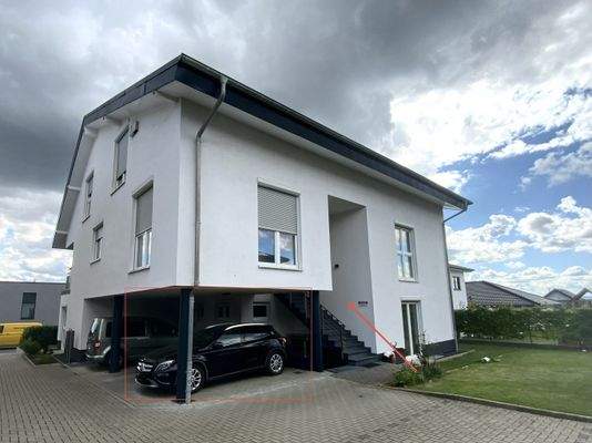 Eigener Eingang und Auto überdacht