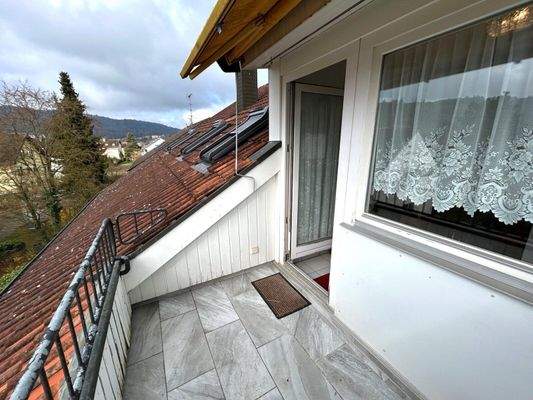 Die süße, kleine Loggia mit Markise