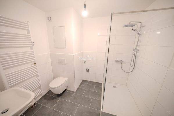 Badezimmer mit Regendusche und Waschmaschinenanschluss