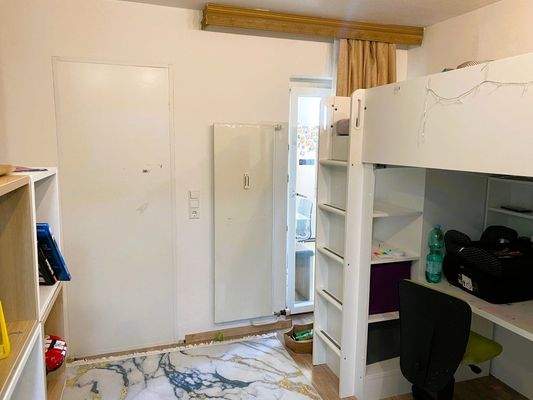 Kinderzimmer zwischen Küche und Flur